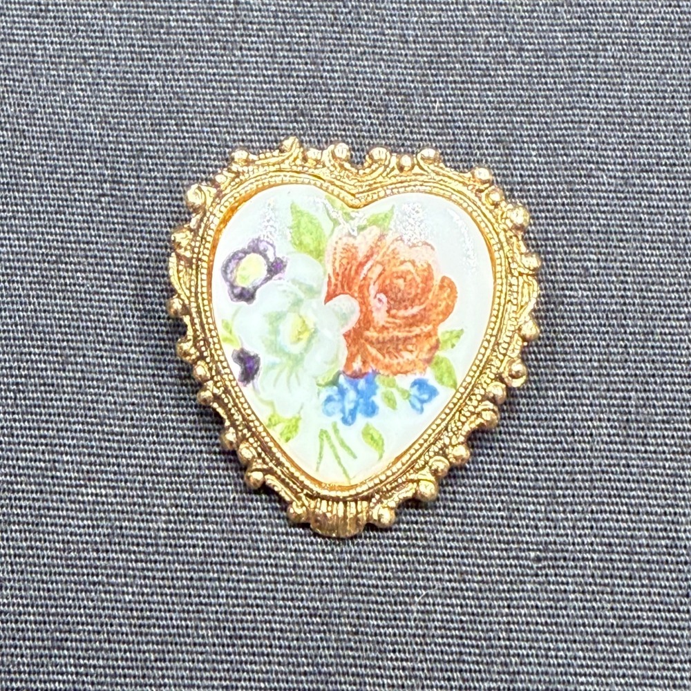 Vintage 1928 Jewelry Co Porcelain Floral Heart Brooch Gold Tone Ornate Filigree‎